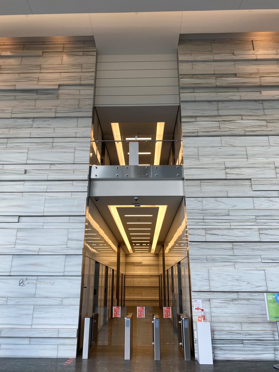 1500 Post Oak lobby with the yellowed cove lighting